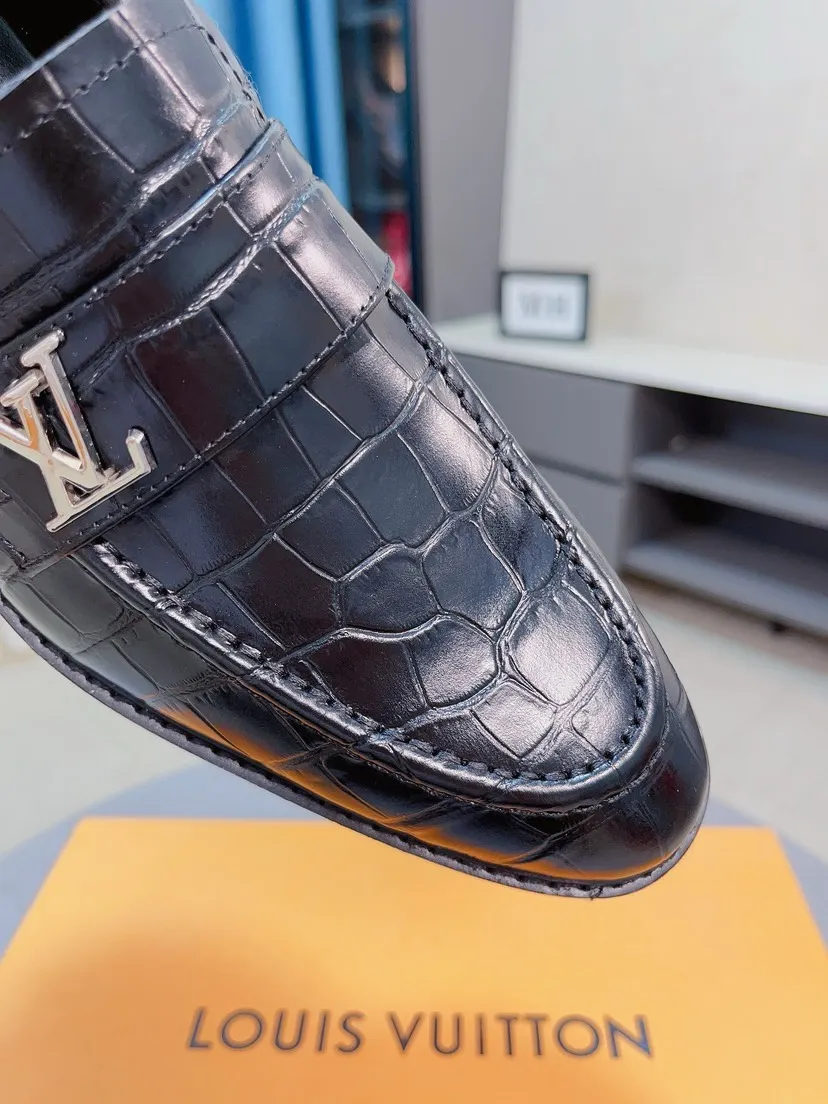 Men's shoes💰438🌹🌹【Louis Vuitton] LV official website synchronizes casual formal leather shoes, imported Italian first-layer calfskin, the leather feels natural and comfortable, and the flowing shoe body design embodies an extraordinary superior wearing experience. Smooth and tight hand-stitched seams achieve extraordinary noble taste. The lining is made of cowhide, which is high-end, comfortable and breathable, telling the man's high-spirited heart. Number of items in stock: 38-44 45 can be customized.